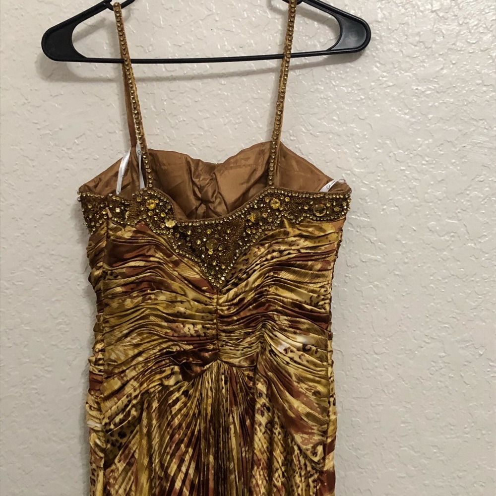 Gown - Picture 5 of 7